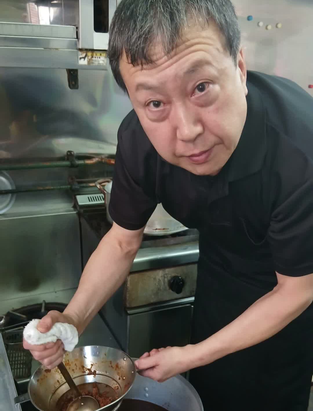 仕込み中の店主